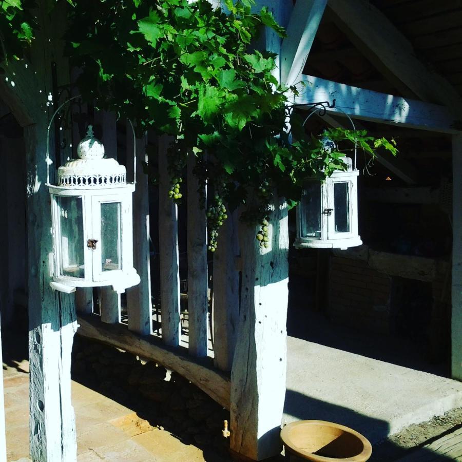 Les Hotes Des Guillemets Laglorieuse Εξωτερικό φωτογραφία